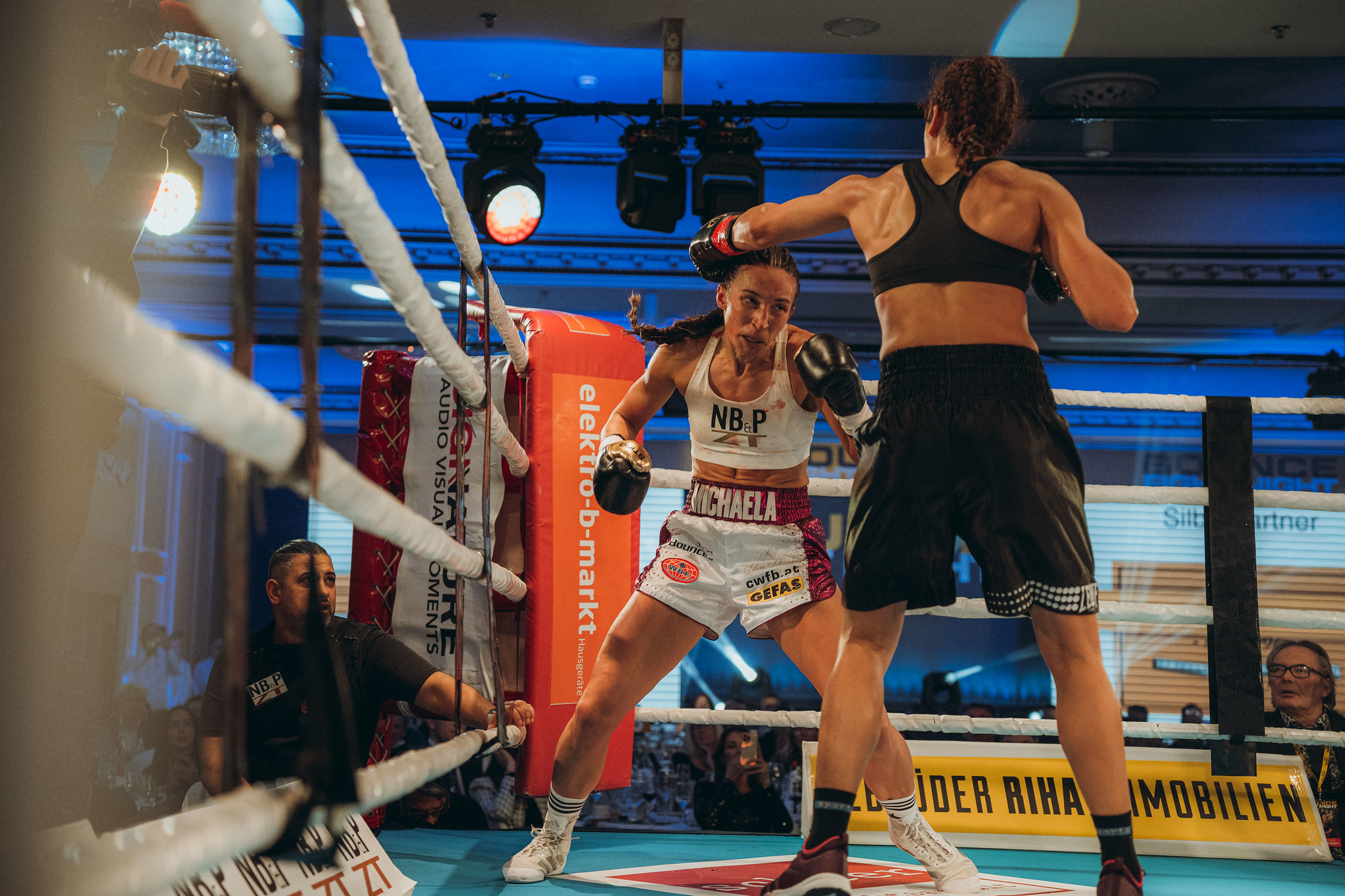 WBF Intercontinental Meisterschaft Weltergewicht Michaela Kotaskova (AUT) – Mahjouba Oubtil (Marokko) Unentschieden nach mehrstimmiger Punkterichter-Entscheidung WBF Intercontinental Meisterschaft Weltergewicht Michaela Kotaskova (AUT) – Mahjouba Oubtil (Marokko) Unentschieden nach mehrstimmiger Punkterichter-Entscheidung